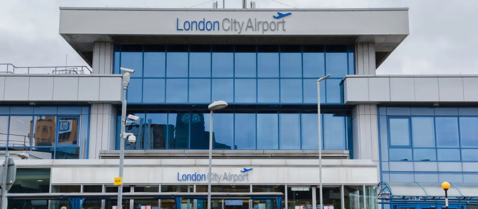 London City airport taxi transfers. Book the cheapest minicabs and cars near me. Quality cab service and 24/7 online app help available,taxis,cab,minicab